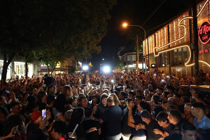 Javier Milei se mezcló entre la multitud que lo fue a ver a Mar del Plata. Javier Milei se mezcló entre la multitud que lo fue a ver a Mar del Plata.