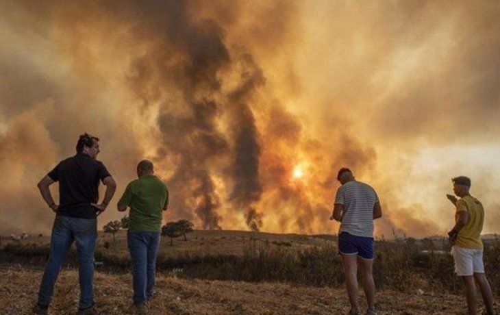 Desde el jueves, las llamas en la sierra de Huelva crecen sin control.