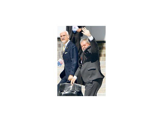 Luiz Inácio Lula da Silva saluda el sábado a su llegada a un encuentro con líderes africanos y del G-8 en Italia.