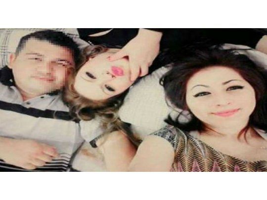 Luis Weiman, el único detenido en la causa, junto a dos de sus víctimas.