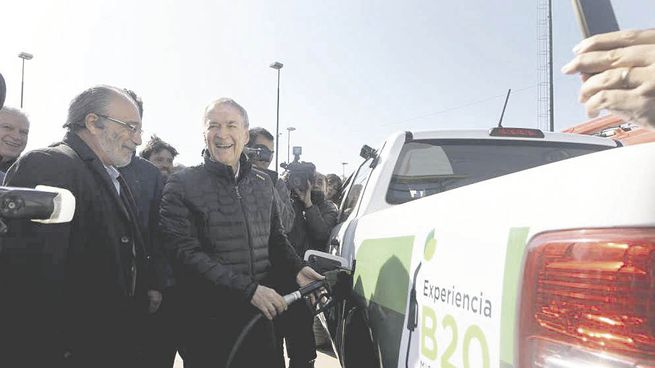 novedoso. Schiaretti habilitó ayer la primera estación de carga B20 de la provincia y del país, en la Central Ingeniero Francisco Bazán, de la ciudad de Córdoba. 