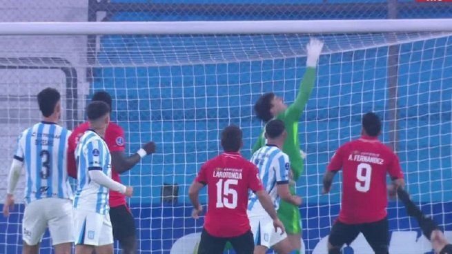 El arquero de Racing protagonizó un insólito blooper.