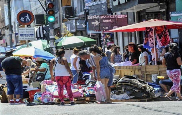 &nbsp; Venta callejera ilegal sobre la Av. Avellaneda.