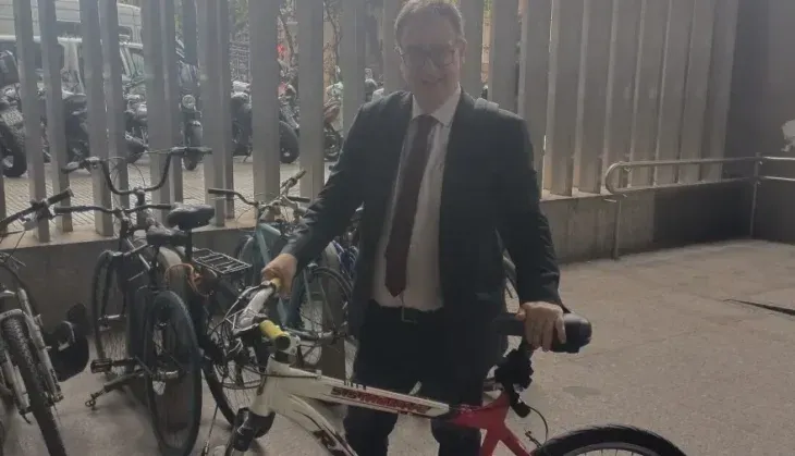 Eduardo Falcone llegó a la sesión por la reforma laboral en bicicleta. Eduardo Falcone llegó a la sesión por la reforma laboral en bicicleta.