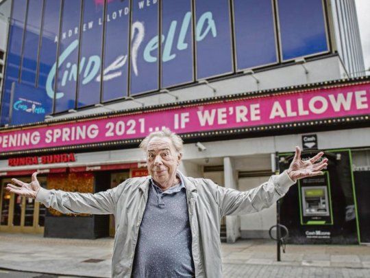 Lloyd Webber. El autor de “Cenicienta” ante el teatro del West End donde iba a debutar ayer. “Estreno primavera 2021... Si nos dejan”, decía la marquesina. Pero fue el covid el que no lo dejó.