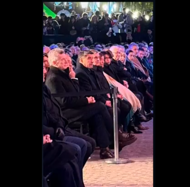 Mauricio Macri, con frío, mira al presidente Milei dar su discurso durante el Pacto de Mayo. Mauricio Macri, con frío, mira al presidente Milei dar su discurso durante el Pacto de Mayo.