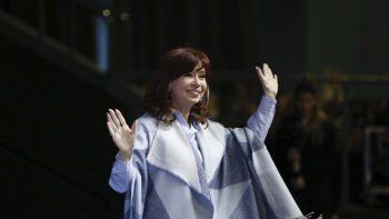 Cristina Fernández de Kircner presentó su libro en Malvinas Argentinas bajo la atenta mirada de Sergio Massa.&nbsp; 