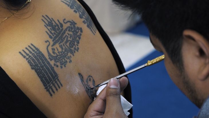 Ajarn Noo Kanpai realizando técnicas antiguas de tatuajes, en Tailandia. Ajarn Noo Kanpai realizando técnicas antiguas de tatuajes, en Tailandia.