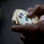 Los salarios superaron la inflación en agosto, pero los ingresos de los trabajadores registrados todavía acumulan pérdidas de poder adquisitivo en la comparación interanual, según el INDEC.