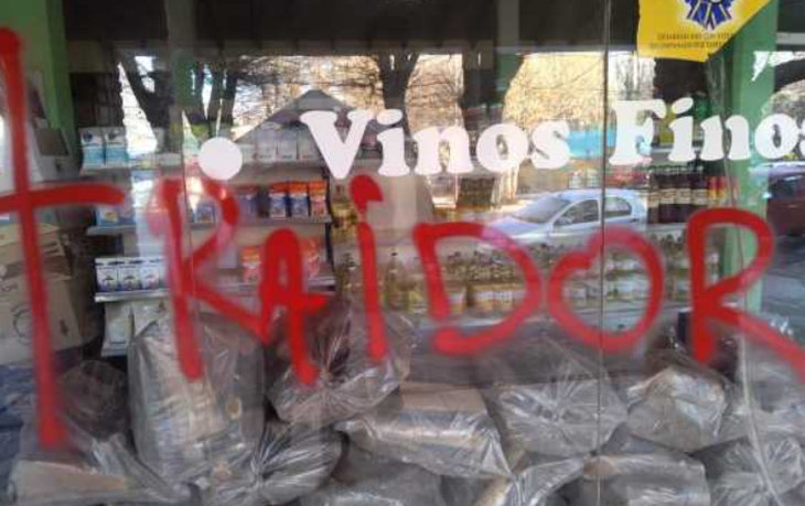 Escrache. The anti-miners painted the business of the president of the new chamber of mining suppliers of Uspallata, in Mendoza. Escrache. The anti-miners painted the business of the president of the new chamber of mining suppliers of Uspallata, in Mendoza.