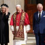 El monarca británico fue nombrado “confrater real” de la Iglesia católica y otorgó al Papa el título de “confrater papal” de Windsor.  El monarca británico fue nombrado “confrater real” de la Iglesia católica y otorgó al Papa el título de “confrater papal” de Windsor.