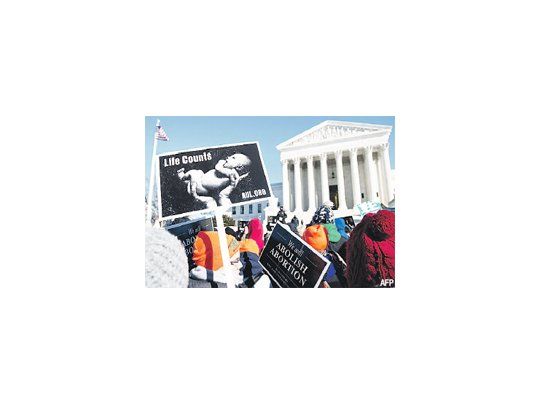 Miles de personas se manifestaron  ayer ante el edificio de la Corte Suprema de Justicia de Estados Unidos, en Washington, en contra del aborto y defendiendo la adopción como una alternativa.