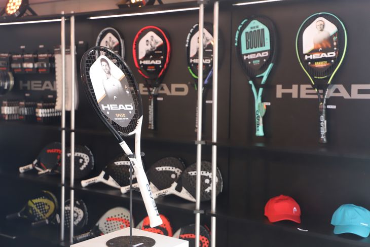 “El tenis sigue siendo negocio, pero las raquetas, que eran el core, ya no se rotan con tanta frecuencia, sino que lo hacen otros productos como cuerdas, pelotas, y similares”, afirmaron desde Head.