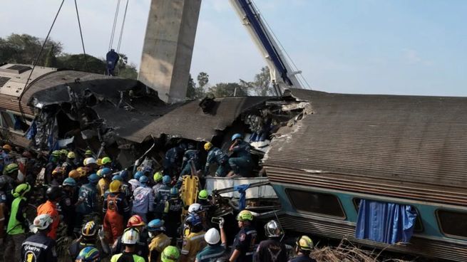 Restos del tren descarrilado tras el colapso de una grúa de construcción en el noreste de Tailandia.