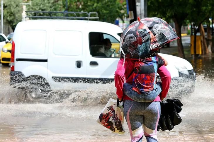 Las precipitaciones en Neuquén causaron crecida del río e inundaciones. Las precipitaciones en Neuquén causaron crecida del río e inundaciones.