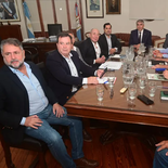 Primer encuentro paritario con gremios estatales en Santa Fe. Primer encuentro paritario con gremios estatales en Santa Fe.