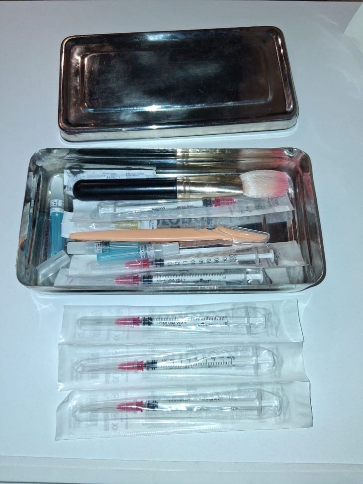 En el allanamiento, se hallaron 7 jeringas con agujas colocadas, 1 caja metálica con otras 4 agujas, 1 perfilador, 1 brocha de maquillaje y 1 caja con relleno de ácido hialurónico.  En el allanamiento, se hallaron 7 jeringas con agujas colocadas, 1 caja metálica con otras 4 agujas, 1 perfilador, 1 brocha de maquillaje y 1 caja con relleno de ácido hialurónico.