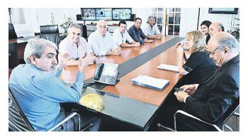 Aníbal Fernández y Carlos Tomada recibieron a Schmid, Fernández, Brey, Maturano y Pérez, jefes de gremios del transporte.