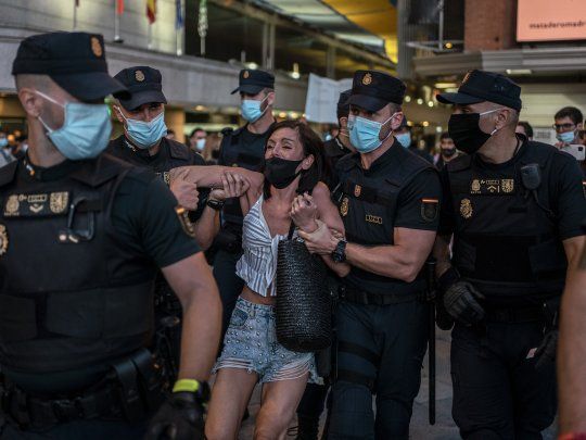 Trece personas fueron arrestadas en una manifestaci&oacute;n nagacionista del coronavirus en Madrid.