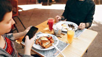 el 57% de los argentinos se distrae con el celular en encuentros cara a cara