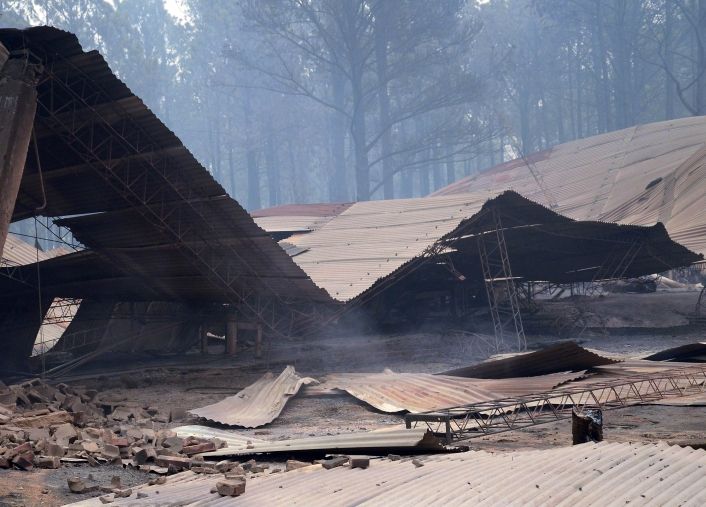 Vecinos de Villa Ciudad de América tratan de apagar el fuego por sus propios medios para que no pueda expandirse.