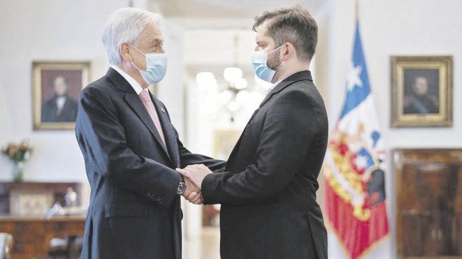 ENCUENTRO. El presidente Sebastián Piñera y su sucesor Gabriel Boric se saludan en La Moneda.