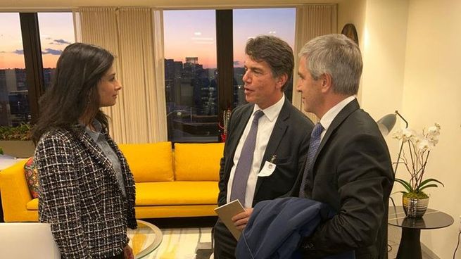 La subdirectora gerente del Fondo Monetario Internacional, Gita Gopinath, junto a Nicolás Posse y Luis Caputo, futuros jefe de Gabinete y ministro de Economía, respectivamente.&nbsp;