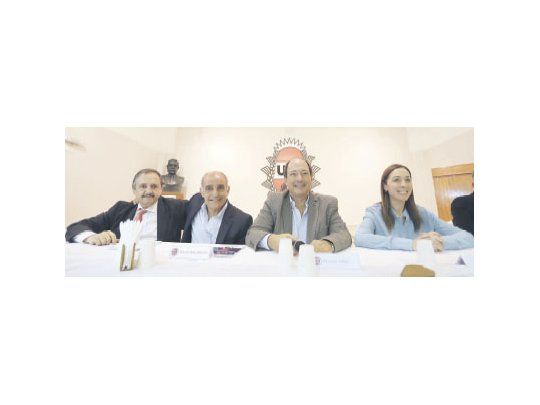 Ricardo Alfonsín, Daniel Salvador, Ernesto Sanz y María Eugenia Vidal ayer frente a decenas de intendentes radicales en el Comité Nacional de la UCR para garantizar paz en Cambiemos.