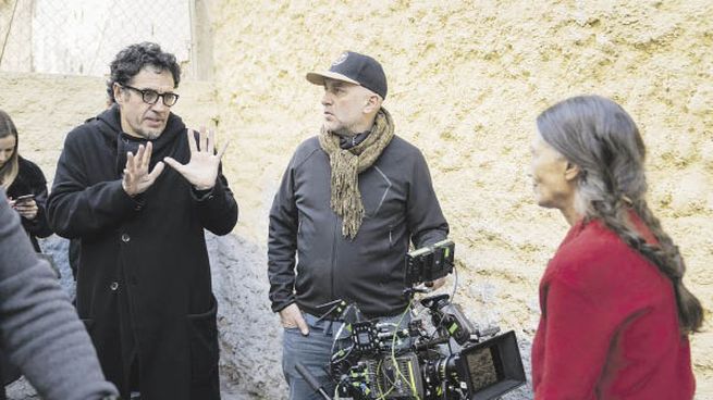 La valla. El realizador Daniel Écija en el rodaje de la serie, que imagina un mundo dictatorial y binario.