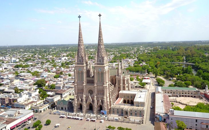 La Basílica de Luján es uno de los santuarios más importantes de Argentina y atrae miles de peregrinos cada año. La Basílica de Luján es uno de los santuarios más importantes de Argentina y atrae miles de peregrinos cada año.