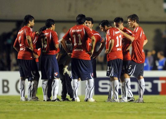 Los jugadores de Independiente quedaron desconcertados en el medio campo tras la derrota