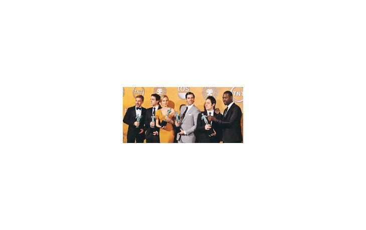 El «cast» de la película de Tarantino con los premios del sindicato de actores. Christoph Waltz (Izq.) se llevó también el de mejor actor de reparto por su interpretación de un nazi en el mismo film.