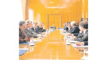 Reto. Los ministros Prat Gay, Cabrera y Buryaile criticaron a los supermercadistas por el alza de los precios. Prometen más diálogo.