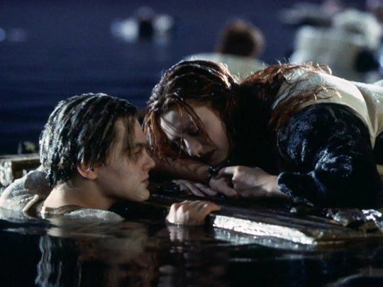 Subastaron la legendaria tabla de madera de Titanic