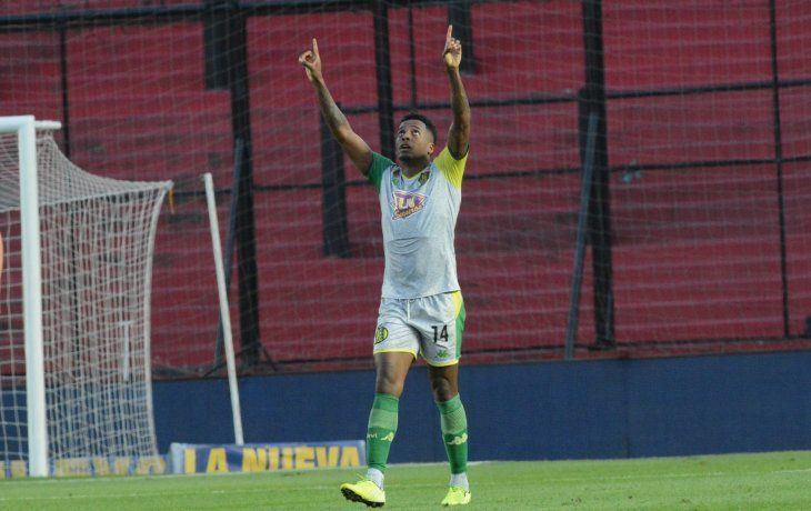 Rincón marcó el primer gol del Tiburón.