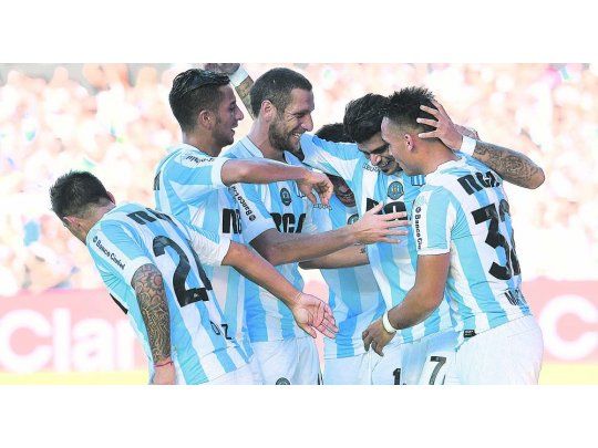 Figura. Todos saludan a Bou, quien tuvo una destacada actuación en la goleada de la Academia ante el Granate.