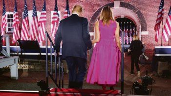 MOMENTO ESPERADO. Donald Trump y su esposa Melania ingresan a la sede de la Convención Nacional Republicana de Baltimore. La campaña del oficialismo para las elecciones del 3 de noviembre comenzó formalmente.