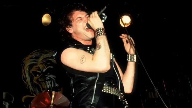 : Paul Di’Anno en un concierto en Buenos Aires, donde enfrentó una grave infección que casi le cuesta la vida. Su amor por la música y el apoyo de sus fans lo mantuvieron motivado a pesar de los riesgos.