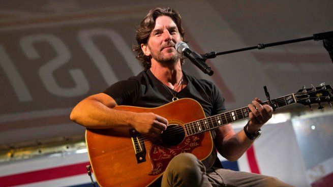 Brett James tenia 57 años.