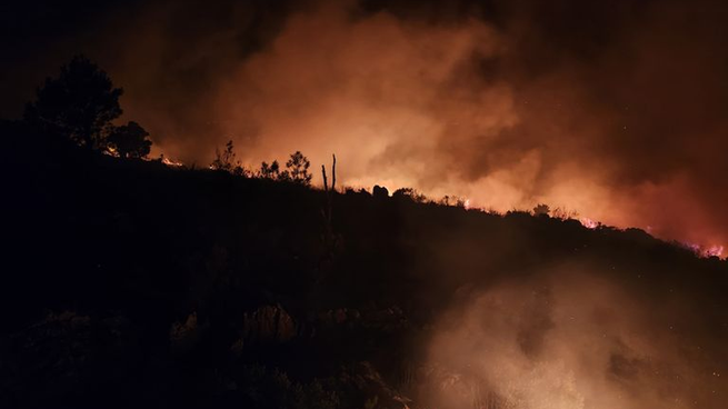 Las llamas se desataron este lunes por la tarde en el Cerro de la Cruz.&nbsp;