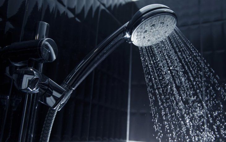 El cuerpo busca adaptarse contra el ambiente frio que genera el agua a bajas temperaturas.