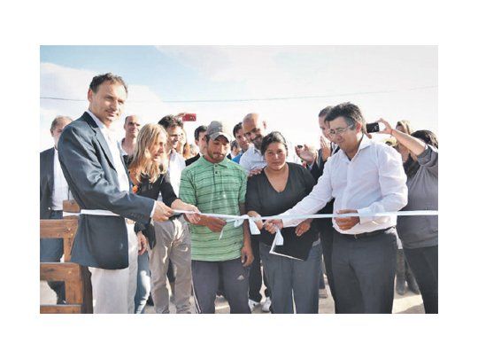 Alejandro Arlía y Pablo Bruera desatan la cinta para inaugurar las nuevas viviendas.