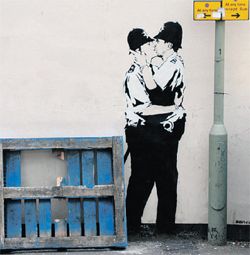 Kissing Coppers, es una de las obras mas famosas del artista callejero inglés Bansky. 