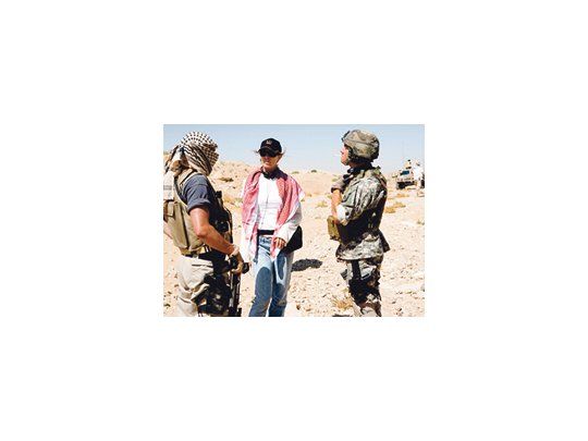 Kathryn Bigelow mientras rodaba el film ambientado en la guerra de Irak que la convirtió en la primera mujer que gana el premio a mejor dirección del Sindicato de Directores de EE.UU., y la ubica en la puerta del Oscar.
