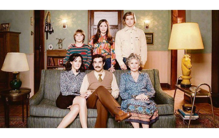 Cuéntame cómo pasó. En 80 capítulos con frecuencia diaria, la nueva serie de la TV Pública relata la vida de una familia de clase media baja en el Gran Buenos Aires, que se inicia el día de la muerte de Perón.