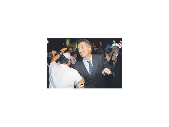 Mauricio Macri se reveló como un entusiasta bailarín de «rikudim» (danzas típicas israelíes): compartió con Eduardo Elsztain (en el fondo), dirigentes y gente común la alegre festividad judía de Januká.
