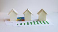 Con gráficos y tres casitas que representan distintas zonas, se refleja la evolución del precio del metro cuadrado en CABA y la brecha entre barrios. El regateo oscila en el 5%, el mercado se sinceró