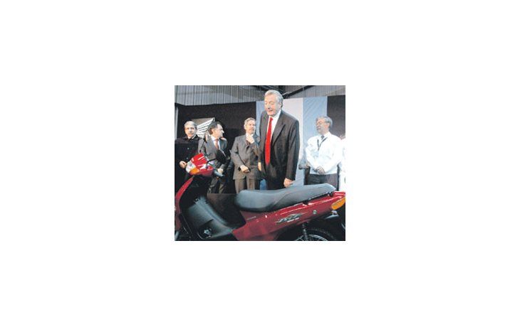 Néstor Kirchner examina el modelo que hará Honda en su nueva planta de Florencio Varela.