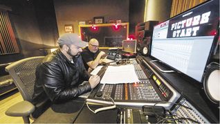 ¡Se graba!.Camilo Frodeval y Dan Zlotnik en las consolas de mezcla de sonido para una miniserie.