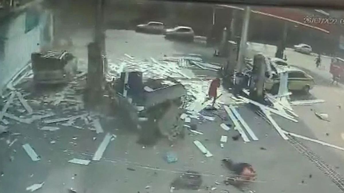 Impressive explosion at a service station in Brazil